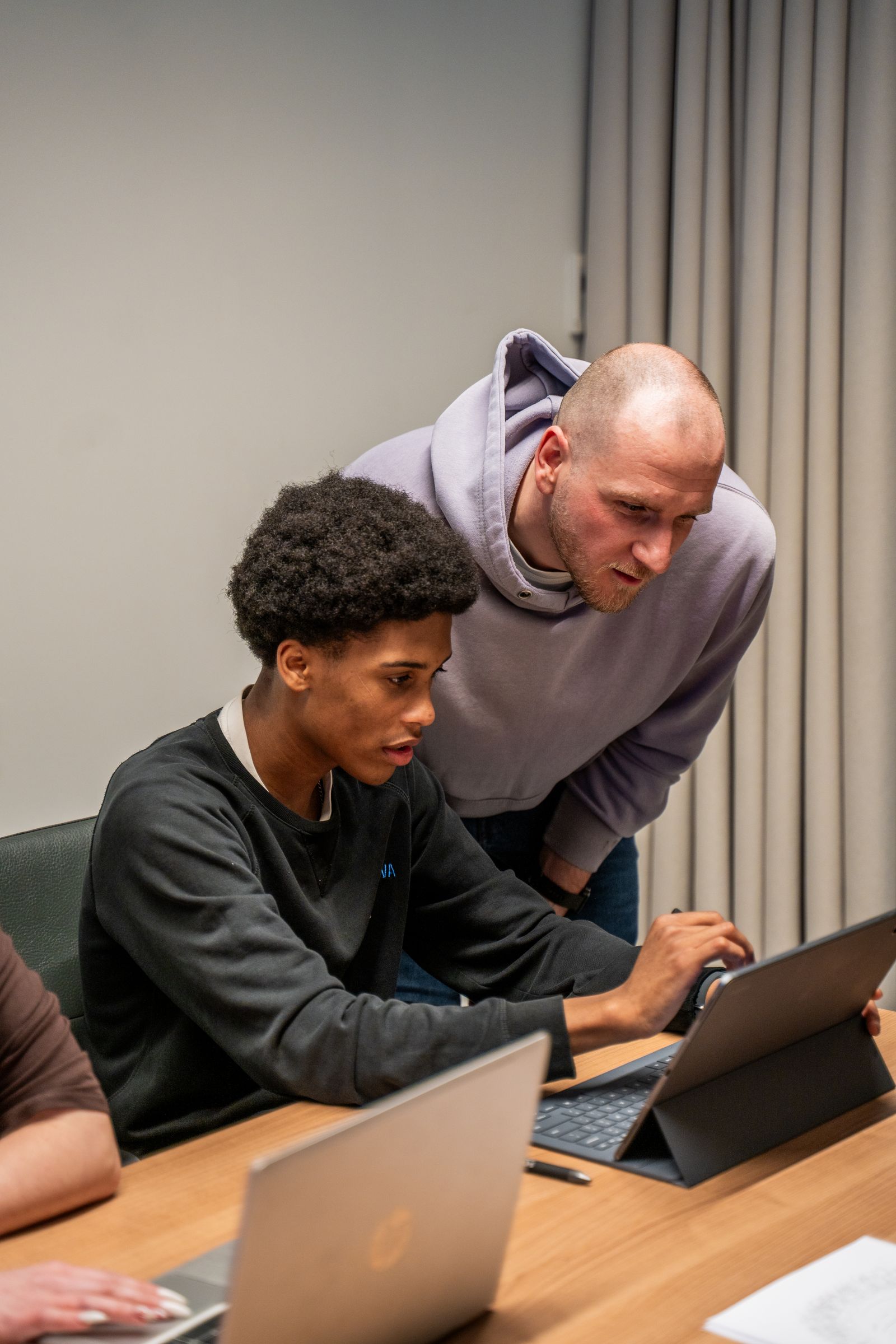 Deux jeunes concentrés sur leur travail