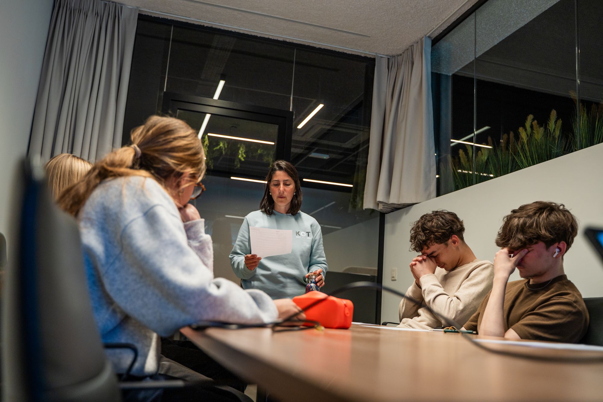 Un groupe travaillant ensemble devant un mur de notes
